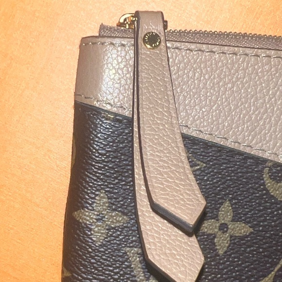 Authentic Louis Vuitton Daily Pouch - Picture 3 of 9